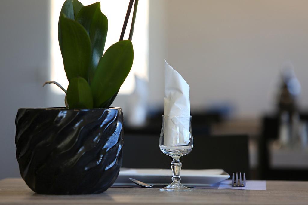 Hotel Restaurant Les Pielettes Le Rove Kültér fotó